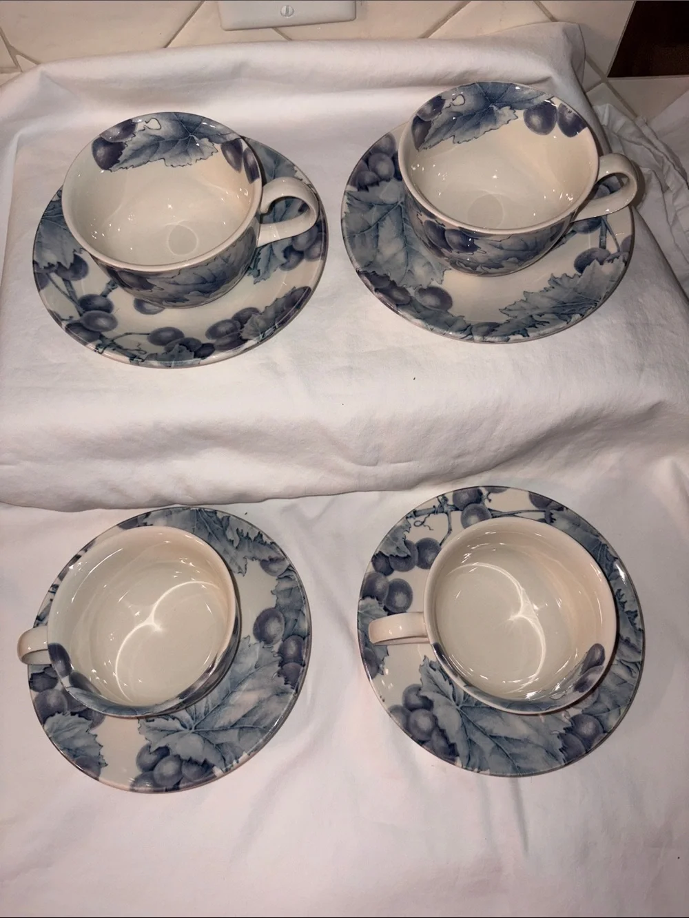 Like new Pier 1 One Angleterre VINEYARD England cups & saucers set of 4 each